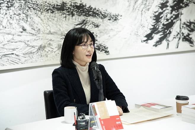 제49회 이상문학상 대상을 차지한 '눈과 돌멩이'의 위수정 작가가 지난 27일 서울 정동 달개비'에서 열린 이상문학상 대상발표 기자간담회에 참석해 질문에 답하고 있다. 사진=다산북스