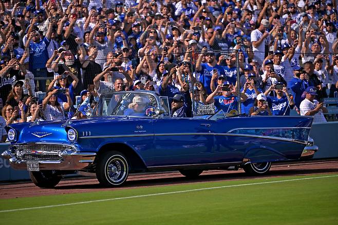 Nov 3, 2025; Los Angeles, CA, USA; Ice Cube delivers the Los Angeles Dodgers Commissioner trophy driving his 1957 Chevrolet Bel Air during the World Series celebration at Dodger Stadium. Mandatory Credit: Jayne Kamin-Oncea-Imagn Images







<저작권자(c) 연합뉴스, 무단 전재-재배포, AI 학습 및 활용 금지>