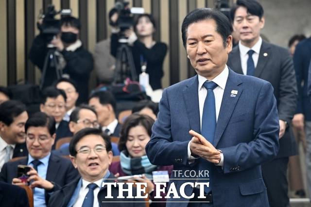 정청래 더불어민주당 대표가 조국혁신당과의 합당을 기습 제안한 뒤로 민주당 내부 잡음은 끊이질 않고 있다. 합당 제안 방식과 시점이 부적절했다는 지적을 넘어 '실익'에 대한 의구심까지 제기된 상황이다. 민주당 내 '합당 무용론'은 정 대표가 합당이란 거대 이슈를 '자기 정치'에 이용한다는 의심과 맞물리면서 더 커질 수 있다는 분석이다. /남용희 기자