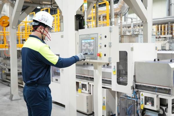 세종시 소재 포스코퓨처엠 기술연구소 직원이 양극재 시험생산을 위한 파일럿설비를 가동하고 있다. /포스코퓨처엠