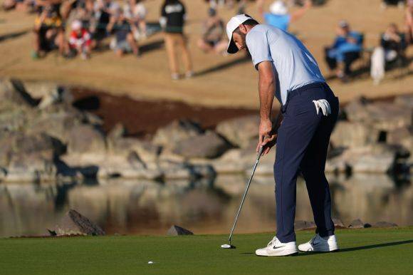 스코티 셰플러가 아메리칸 익스프레스 4라운드 18번 홀에서 퍼팅을 하고 있다. 라킨타(미국)=AP연합뉴스