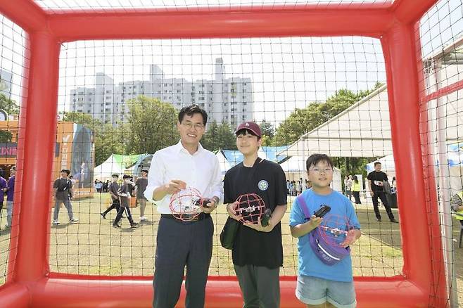 ‘Y교육박람회2024’ 드론축구존에의 이기재 양천구청장(왼쪽)과 참가 학생들. 양천구 제공.