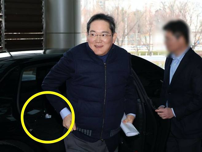 이재용 삼성전자 회장이 오는 28일 미국 워싱턴에서 열리는 '이건희 컬렉션' 갈라 행사에 참석하기 위해 26일 서울 김포 비즈니스 항공센터(SGBAC)를 통해 출국하고 있다. 이날 차량 안에서 포착된 음료 한 병이 눈길을 끌었다. 천연 이온 음료로 불리는 베트남산 코코넛워터였다. 연합뉴스
