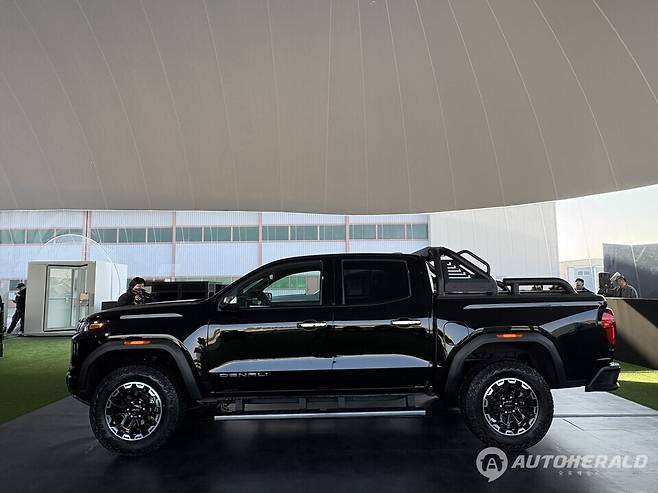 캐니언은 풀사이즈 픽업 '실버라도'를 통해 검증된&nbsp;2.7L&nbsp;터보 직분사 가솔린 엔진을 탑재해 최고출력&nbsp;314마력,&nbsp;최대토크&nbsp;54kg·m의 성능을 발휘한다. (오토헤럴드 김흥식 기자)