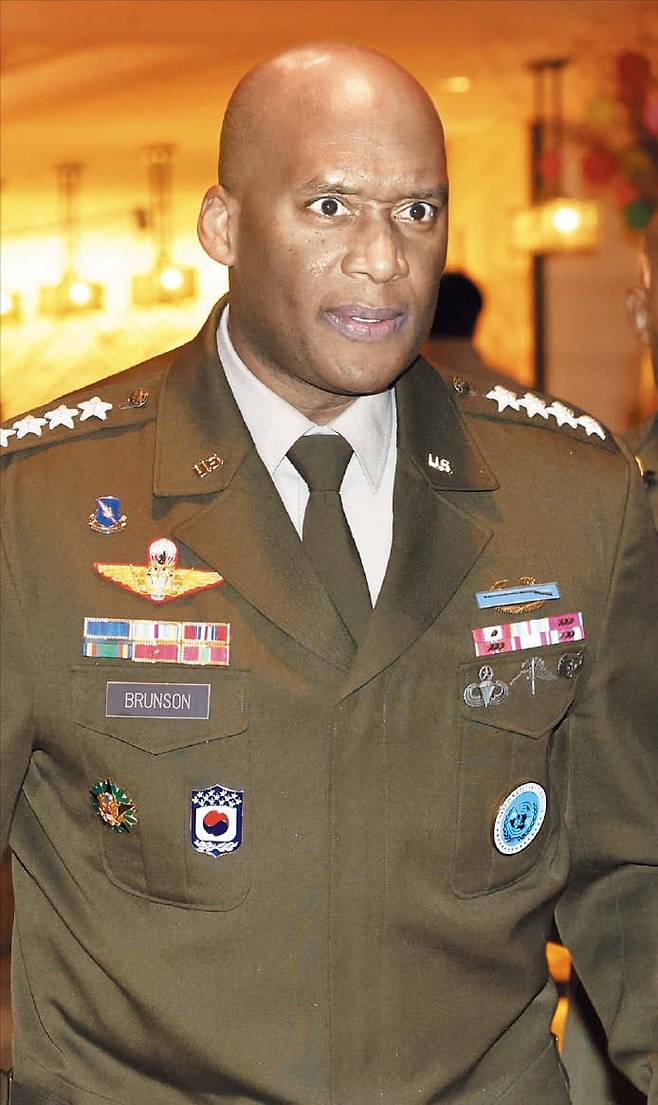 제이비어 브런슨 주한미군사령관이 26일 종로구 한 호텔에서 조현 외교부 장관, 콜비 차관과 조찬 회동을 마치고 이동하는 모습. /연합뉴스