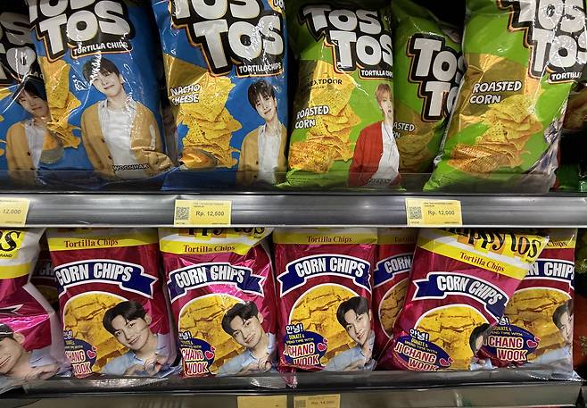 지난 14일 인도네시아 발리주 우붓 한 마트에 케이팝 가수 보이넥스트도어와 배우 지창욱을 모델로 하는 과자들이 진열되어 있다./김동환 기자