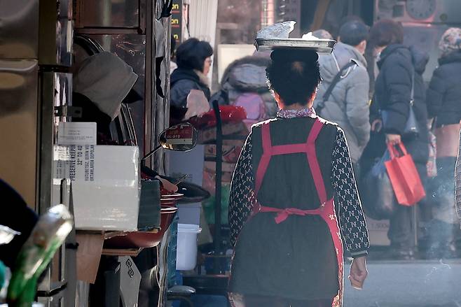 서울 남대문 시장에서 한 상인이 음식을 배달하고 있다. /뉴스1