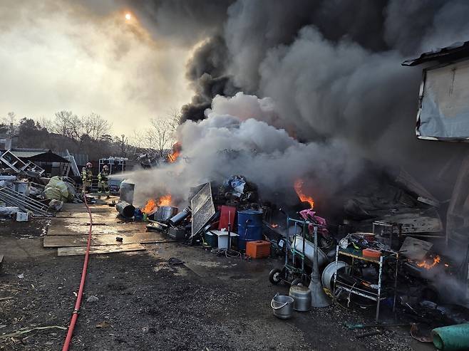 논산시 연산면의 한 고물상에서 원인을 알 수 없는 화재가 발생해 수천만 원의 재산 피해를 내고 약 3시간여 만에 꺼졌다. 논산소방서 제공