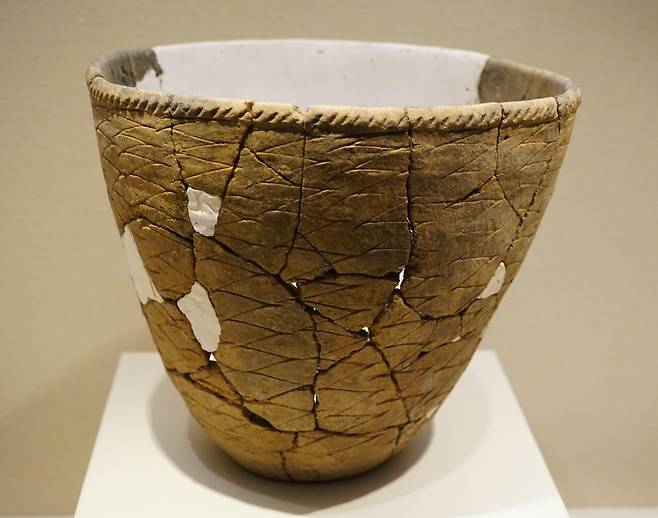 만주 서쪽 지역에서 제작된 약 8000년 전 빗살무늬토기. 바닥이 납작한 평저형이다. 강인욱 교수 제공