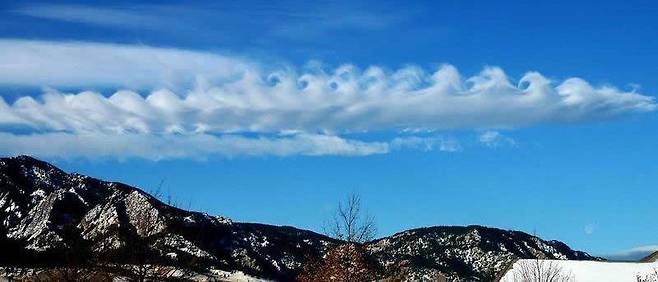 청천난류가 발생하는 지역에서 볼 수 있는 구름 모양. 공기가 뒤섞인 모양을 따라 흘러 돌돌 말린 톱날 형태를 띤다. 항공기상청 제공