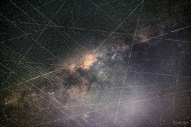 스타링크 위성은 2025년에 약 30만번의 충돌 회피 기동을 수행한 것으로 추산된다. 사진의 흰색 줄은 밤하늘에 나타난 저궤도 위성의 궤적. Satellite Streak Watcher/Anecdata.org