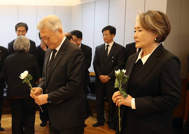 문재인 전 대통령과 김정숙 여사가 27일 서울 종로구 서울대학교병원 장례식장에 마련된 이해찬 전 국무총리의 빈소에서 헌화하고 있다. 사진공동취재단