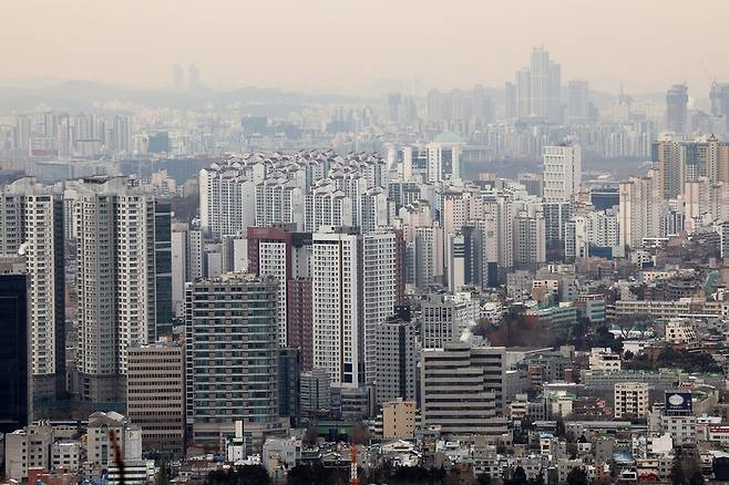 26일 서울 남산에서 바라본 아파트 단지 등 서울 시내의 모습. 연합뉴스