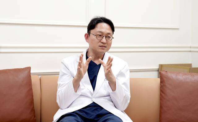 15일 서울 구로구 소재 고려대 구로병원에서 만난 김우영 유방내분비외과 교수가 갑상선암에 대해 설명하고 있다. 고려대 구로병원 제공