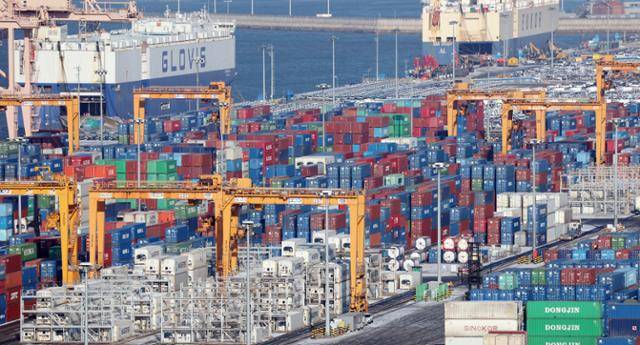 도널드 트럼프 미국 대통령이 상호관세와 자동차 등 품목관세를 15%에서 25%로 올리겠다고 밝혀 무역 전선에 먹구름이 낀 27일 경기 평택시 포승읍 평택항에 수출용 컨테이너가 쌓여 있다. 뉴스1