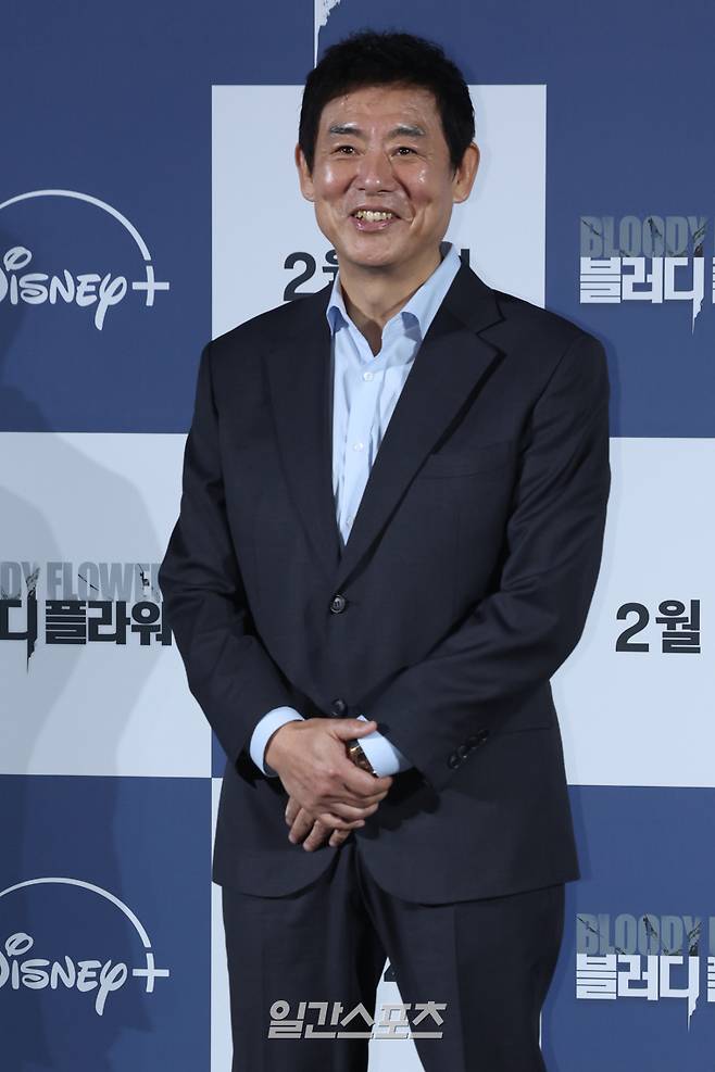 “웃음코드 0.1도 없다” 성동일, 연쇄살인범 변호 나선 ‘블러디 플라워’ [종합]