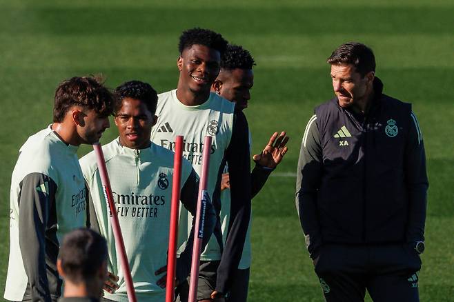 <yonhap photo-4092="">레알 마드리드의 비니시우스가 훈련 중 알론소 감독과 이야기하는 모습.&nbsp; &nbsp;EPA=연합뉴스&nbsp;</yonhap>