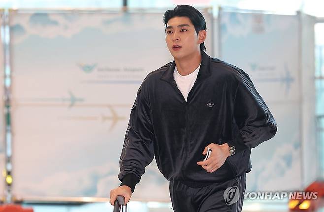 미국 향하는 이정후_(영종도=연합뉴스) 김성민 기자 = 미국 프로야구 메이저리그(MLB) 샌프란시스코 자이언츠 이정후가 21일 인천국제공항 제2터미널에서 출국하고 있다. 2026.1.21 ksm7976@yna.co.kr
