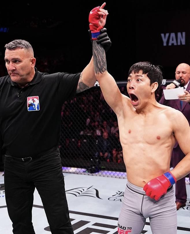 최동훈이 로드 투 UFC 결승 승자로 호명된 뒤 깜짝 놀란 표정을 짓고 있다. 사진=UFC 코리아 SNS