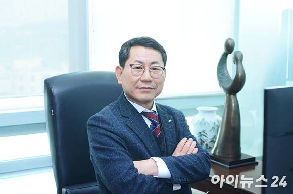 지난 26일 서울시 서초구 aT센터에서 아이뉴스24와 만난 나명석 한국프랜차이즈산업협회장. [사진=전다윗 기자]