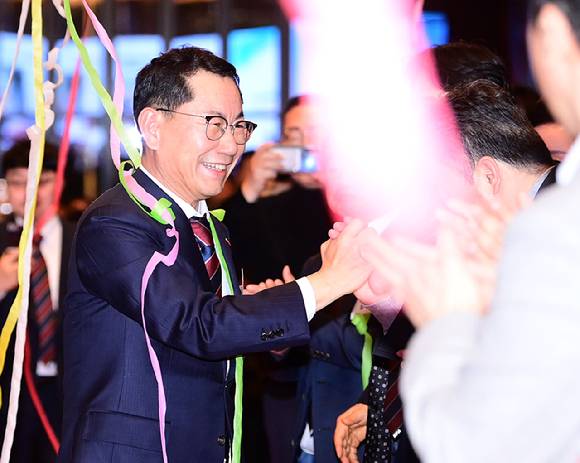 나명석 신임 한국프랜차이즈산업협회장(웰빙푸드 회장)이 지난 19일 오후 서울 여의도 콘래드 서울 그랜드볼룸에서 열린 한국프랜차이즈산업협회 협회장 이·취임식 및 비전 선포식에서 입장하고 있다. [사진=정소희 기자]