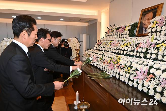 정청래 더불어민주당 대표, 김민석 국무총리, 우원식 국회의장이 27일 오전 서울 종로구 서울대학교병원 장례식장에 故 이해찬 전 국무총리의 빈소에서 조문하고 있다. [사진=곽영래 기자]