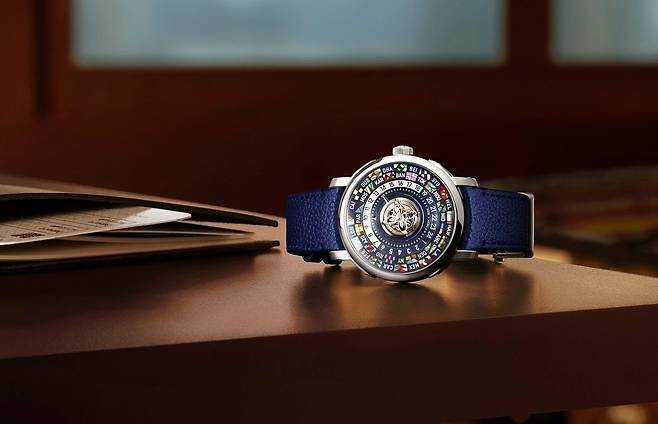 시계는 디스크를 통해 시와 분을 표시한다. 시간 디스크는 천천히 흘러가는 방식이 아닌, 매 시간 점프하듯 다음 시간으로 이동하는 점핑 아워 방식으로 표시된다. 사진 LVMH