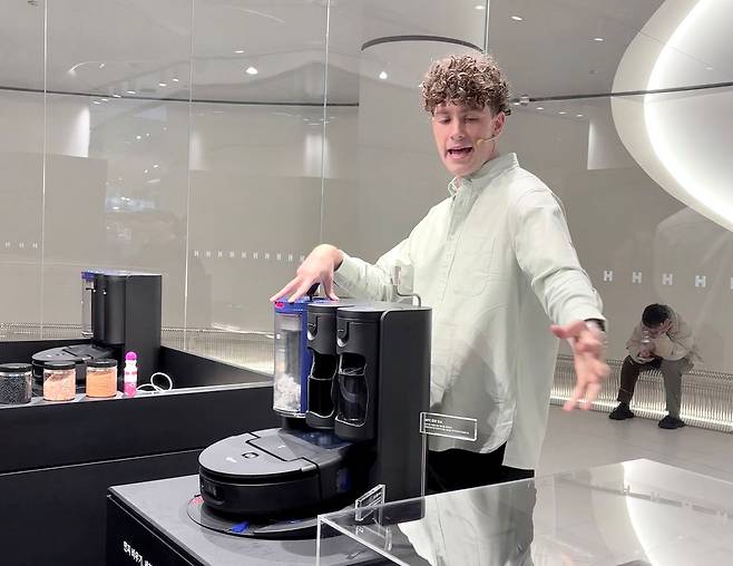 더현대서울에서 열린 미디어행사에서 네이슨 로슨 맥클린 다이슨 시니어 디자인 매니저가 첫 인공지능(AI) 로봇청소기 '스팟앤스크럽Ai'을 소개하고 있다. 다이슨은 이날 로봇청소기와 함께 '클린앤워시 하이진' 물청소기, '허쉬젯 컴팩트' 공기청정기 3종의 신제품을 소개했다. 이소진 기자