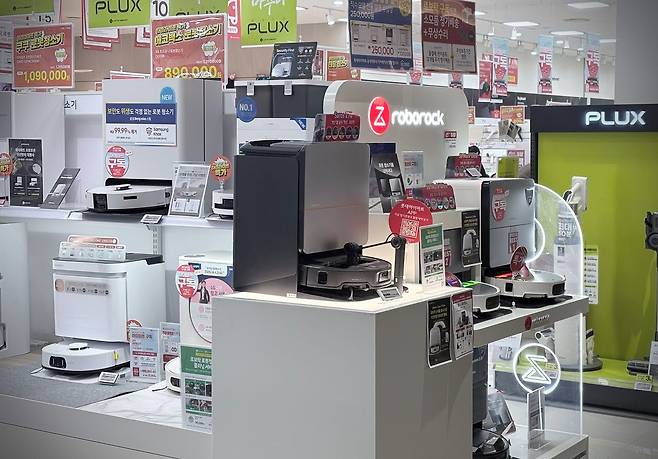 서울 은평구 한 대형 가전마트 코너에 로봇청소기가 진열돼 있다. 최근 프리미엄 제품의 인기로 기기당 최대 200만원에 육박하자 제품값을 나눠 지불하는 구독 서비스도 등장했다. 이소진 기자