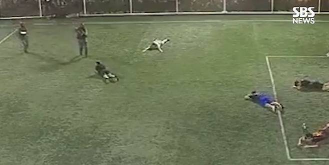 지난 7일 에콰도르 과야스주 삼보론돈 지역의 한 축구장에 무장 괴한들이 들이닥쳐 남성 3명을 향해 총격을 가했다. 사진 엑스=SBS 캡처