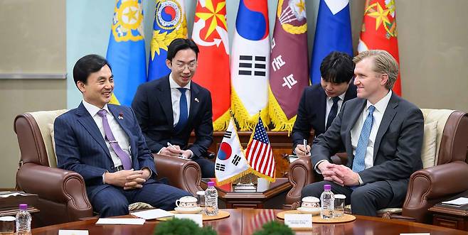 안규백 국방부 장관(왼쪽)이 26일 서울 용산구 국방부 청사에서 엘브리지 콜비 미국 국방부 정책담당 차관(오른쪽)과 접견을 하고 있다. 국방부 제공