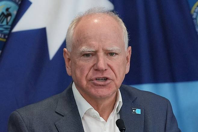 팀 월즈 미국 미네소타 주지사가 지난 25일 기자회견을 하고 있다. AP=연합뉴스