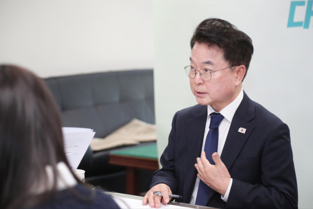 ▲ 육동한 춘천시장은 27일 오전 춘천시청 브리핑실에서 기자들과 만나 차담회를 가졌다.