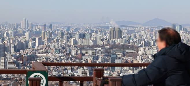 서울 남산 전망대에서 바라본 시내 곳곳에 아파트 단지가 빼곡하다. /사진=연합뉴스