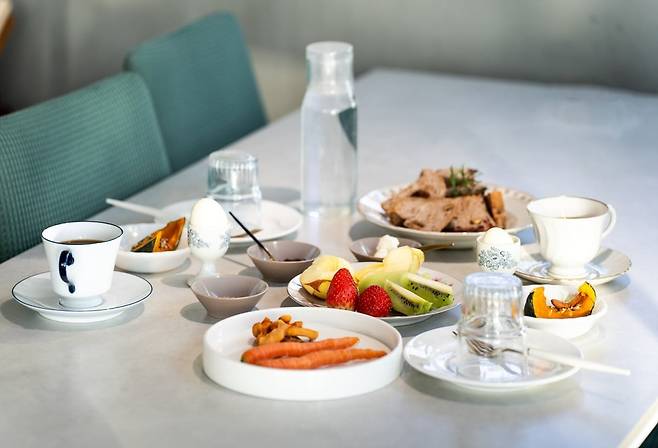 아침에는 김혜련 사장이 감각적인 솜씨로 내놓은 우아한 한 끼도 맛볼 수 있다(사진=이효태)