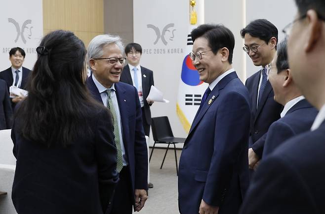 이재명 대통령이 31일 경북 경주화백컨벤션센터(HICO)에서 젠슨 황 엔비디아 대표를 접견하고 있다. /2025.10.31 대통령실사진기자단