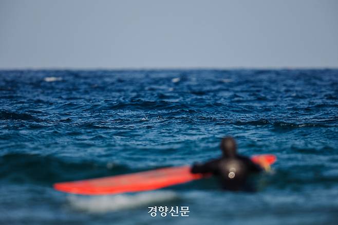 강원도 양양 설악 해변에서 한 서퍼가 파도를 기다리고 있다. 2026.1.16