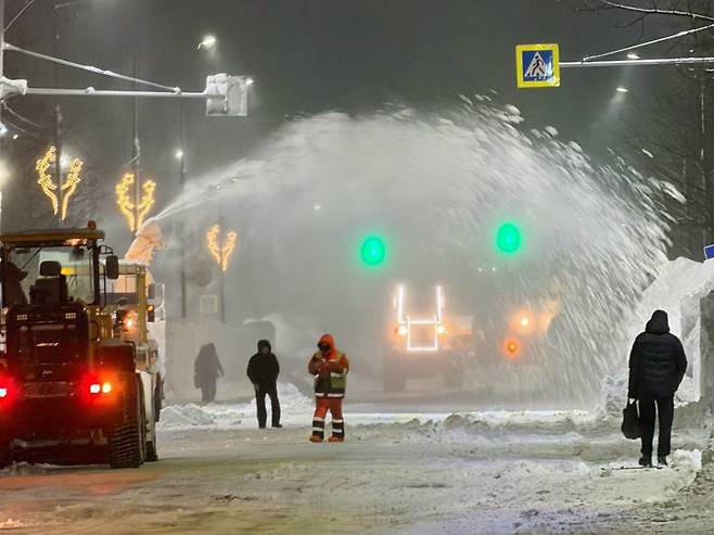 지난 15일(현지시간) 러시아 캄차카반도 페트로파블롭스크-캄차츠키에서 제설 작업이 진행되고 있다. 타스연합뉴스