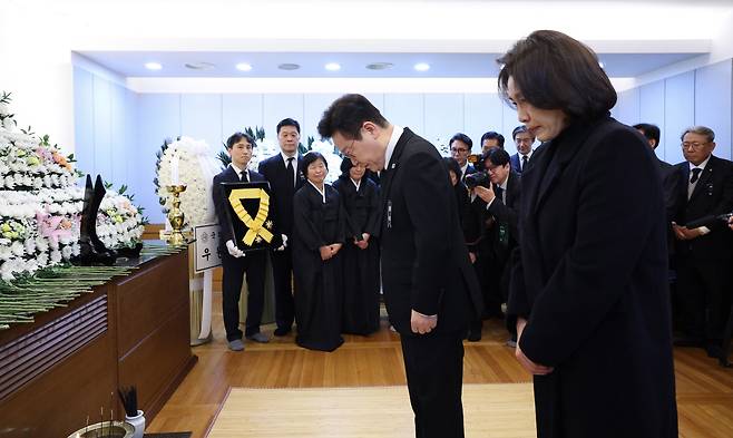 애도 이재명 대통령과 김혜경 여사가 27일 서울 종로구 서울대학교병원 장례식장에 마련된 이해찬 전 총리의 빈소를 찾아 조문하고 있다. 공항·청와대사진기자단