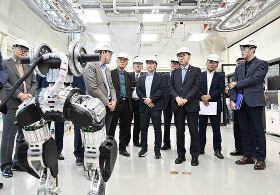 Finance Minister Koo Yun-cheol visits KAIST's AI Factory Lab in Yuseong-gu, Daejeon, on Sept. 19, 2025. [YONHAP]