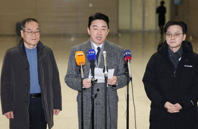 강훈식(가운데) 대통령 비서실장이 26일 잠수함 사업 수주 외교전을 위해 인천국제공항을 통해 캐나다로 떠나기 전 취재진 앞에서 발언하고 있다. 왼쪽부터 이용철 방위사업청장, 강 비서실장, 김정관 산업통상부 장관. 연합뉴스