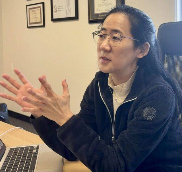 이진형 미국 스탠퍼드대 교수가 지난 22일(현지시간) 캘리포니아주 팔로알토에 있는 엘비스(LVIS) 본사에서 인공지능 뇌 진단 플랫폼 ‘뉴로매치’에 대해 설명하고 있다. 연합뉴스