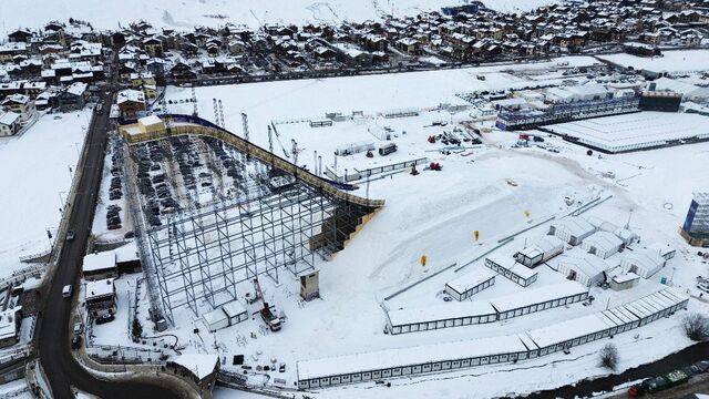 맨 위는 2026 밀라노·코르티나담페초 동계올림픽의 모든 스노보드 및 프리스타일 스키 경기가 펼쳐질 이탈리아 리비뇨의 스키 점프대와 스노우 파크. AFP연합뉴스