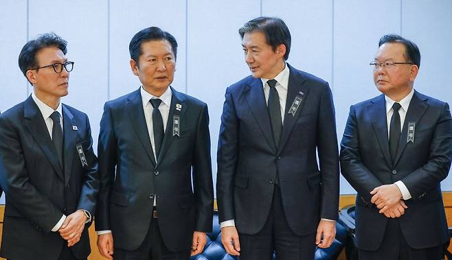 27일 서울 종로구 서울대학교병원 장례식장에 마련된 이해찬 전 국무총리의 빈소에서 (왼쪽부터)김민석 국무총리, 정청래 더불어민주당 대표, 조국 조국혁신당 대표, 김부겸 전 국무총리가 조문객을 맞이하고 있다. 사진공동취재단