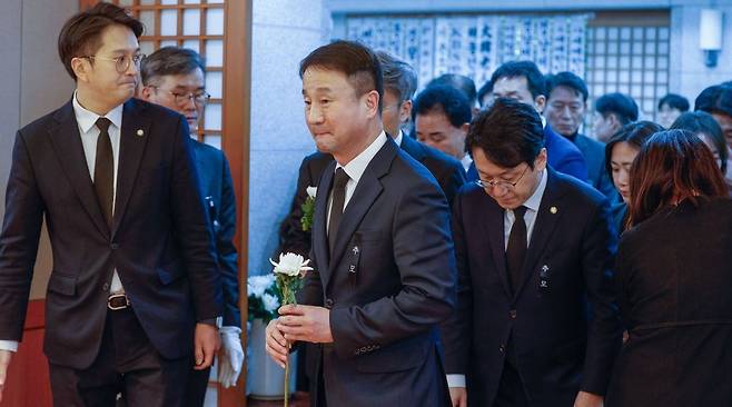 한병도 원내대표(가운데) 등 더불어민주당 원내지도부가 27일 서울 종로구 서울대학교병원 장례식장에 마련된 이해찬 전 국무총리의 빈소에 조문하고 있다. 왼쪽부터 전용기 원내 소통수석부대표, 한 원내대표, 천준호 운영수석부대표. 사진공동취재단