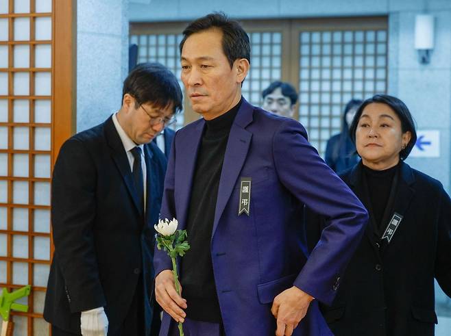 27일 서울 종로구 서울대학교병원 장례식장에 이해찬 민주평화통일자문회의 수석부의장의 빈소가 마련된 가운데 우상호 전 청와대 정무수석이 조문하고 있다. 사진공동취재단