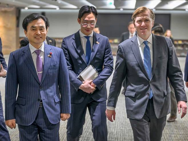 안규백 국방부 장관이 26일 오전 서울 용산구 국방부 청사에서 엘브리지 콜비 미국 국방부 정책담당 차관과 접견 장소로 이동하고 있다. [국방부]