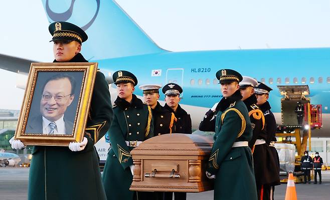 27일 인천국제공항에 도착한 이해찬 전 국무총리 시신이 군 의장대에 의해 운구되고 있다.  [공항사진기자단]