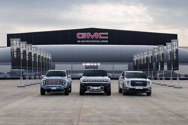 GMC가 국내에  출시하는 신차 캐니언, 허머 EV, 아카디아(왼쪽부터).  한국GM