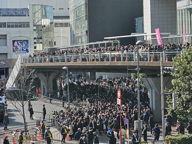 27일 도쿄 지요다구 아키하바라역에서 진행된 일본 중의원 선거유세에서 다카이치 사나에 일본 총리의 연설을 듣기 위해 자민당 지지자들과 시민들이 모였다. [도쿄 이승훈 특파원]